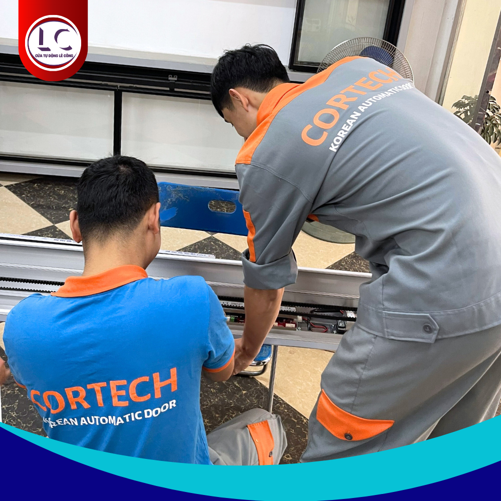 đội ngũ kỹ thuật viên lắp đặt cửa tự động